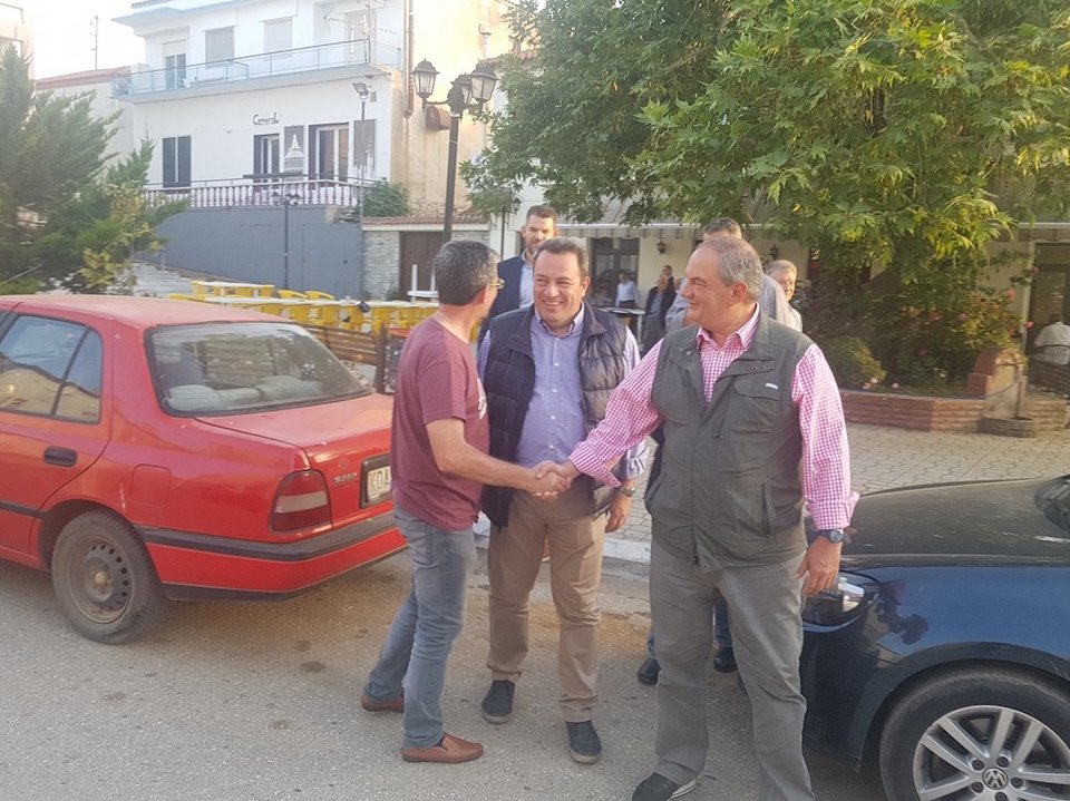 Με γκλίτσα και αθλητικά στο αρχαίο θέατρο Μαρώνειας ο Κώστας Καραμανλής [εικόνες] | iefimerida.gr 18