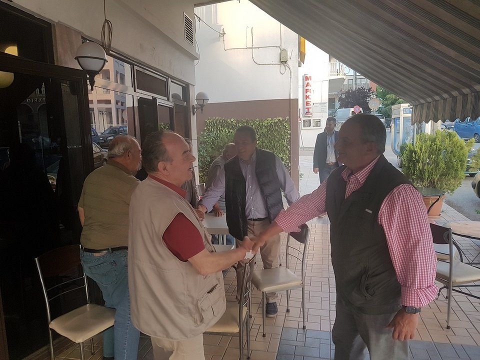 Με γκλίτσα και αθλητικά στο αρχαίο θέατρο Μαρώνειας ο Κώστας Καραμανλής [εικόνες] | iefimerida.gr 17