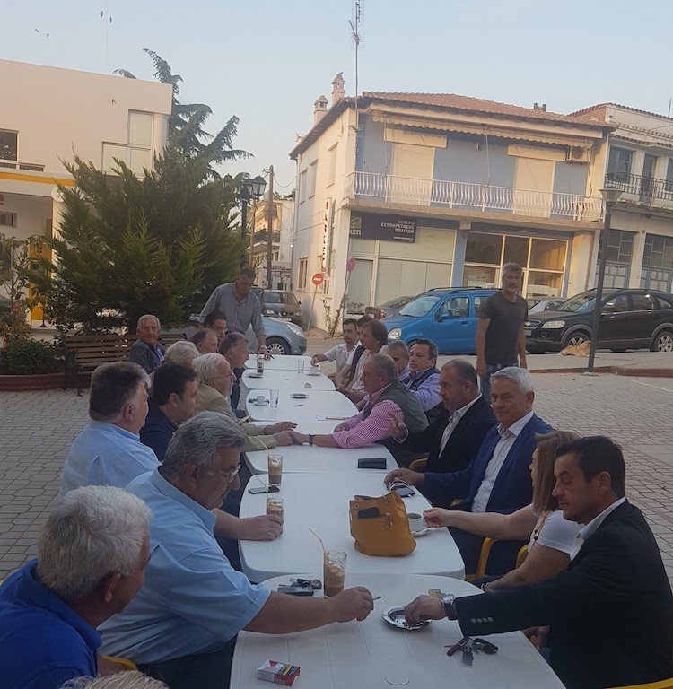 Με γκλίτσα και αθλητικά στο αρχαίο θέατρο Μαρώνειας ο Κώστας Καραμανλής [εικόνες] | iefimerida.gr 10