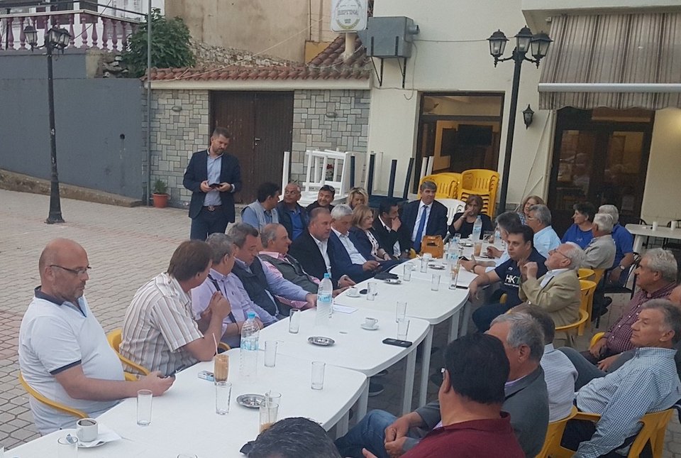 Με γκλίτσα και αθλητικά στο αρχαίο θέατρο Μαρώνειας ο Κώστας Καραμανλής [εικόνες] | iefimerida.gr 9