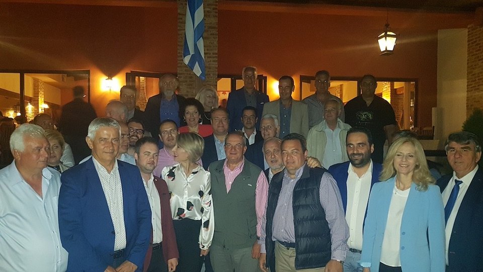 Με γκλίτσα και αθλητικά στο αρχαίο θέατρο Μαρώνειας ο Κώστας Καραμανλής [εικόνες] | iefimerida.gr 14