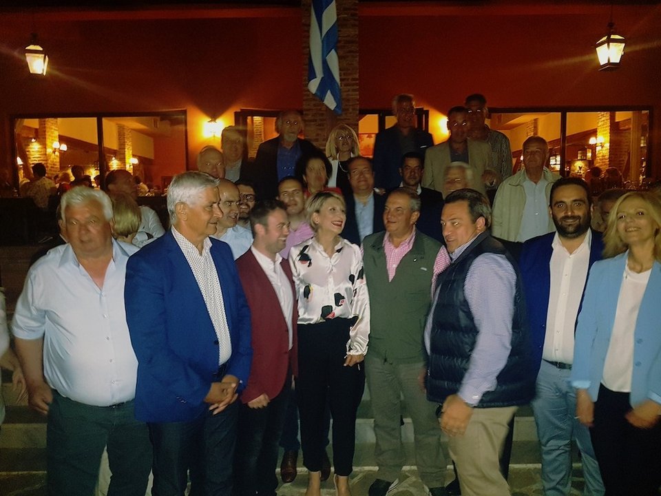 Με γκλίτσα και αθλητικά στο αρχαίο θέατρο Μαρώνειας ο Κώστας Καραμανλής [εικόνες] | iefimerida.gr 12