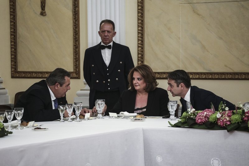 Κυριάκος Μητσοτάκης, Πάνος Καμμένος και στη μέση η σύζυγος Βούτση