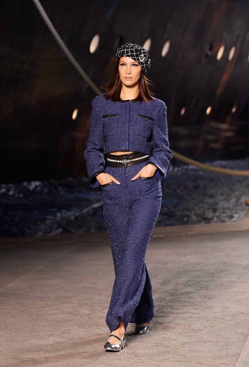 Η Chanel έφτιαξε λιμάνι και έφερε κρουαζιερόπλοιο καταμεσής του Παρισιού -Ναύτης στο La Pausa η Τζίτζι Χαντίντ [εικόνες & βίντεο] | iefimerida.gr 21