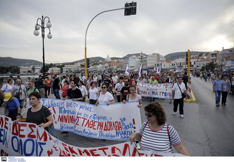 «Βούλιαξε» η Λέσβος από αγανακτισμένους κατά Τσίπρα [εικόνες & βίντεο] | iefimerida.gr 14