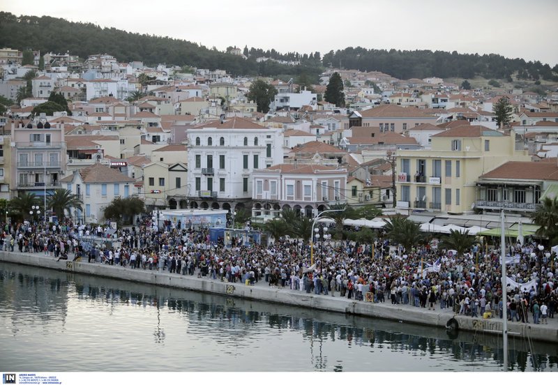 «Βούλιαξε» η Λέσβος από αγανακτισμένους κατά Τσίπρα [εικόνες & βίντεο] | iefimerida.gr 20