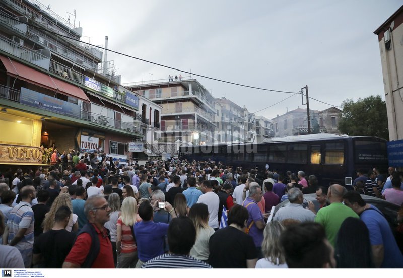 «Βούλιαξε» η Λέσβος από αγανακτισμένους κατά Τσίπρα [εικόνες & βίντεο] | iefimerida.gr 6