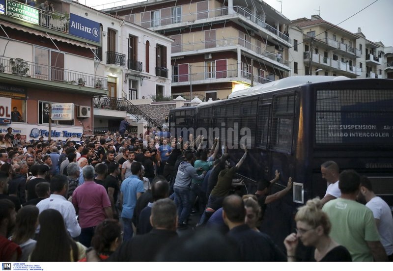 «Βούλιαξε» η Λέσβος από αγανακτισμένους κατά Τσίπρα [εικόνες & βίντεο] | iefimerida.gr 7
