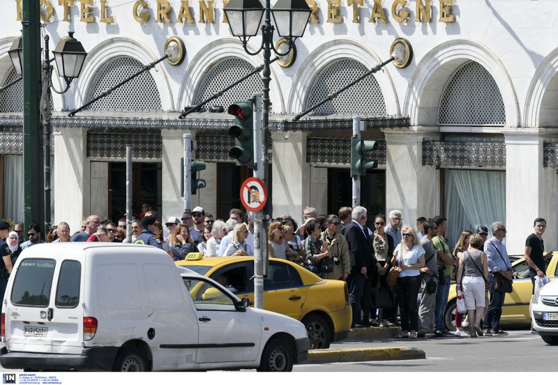Το στεφάνι με το στέμμα και τις κόκκινες παπαρούνες που κατέθεσε ο πρίγκιπας Κάρολος -Τι συμβολίζει [εικόνες] | iefimerida.gr 10