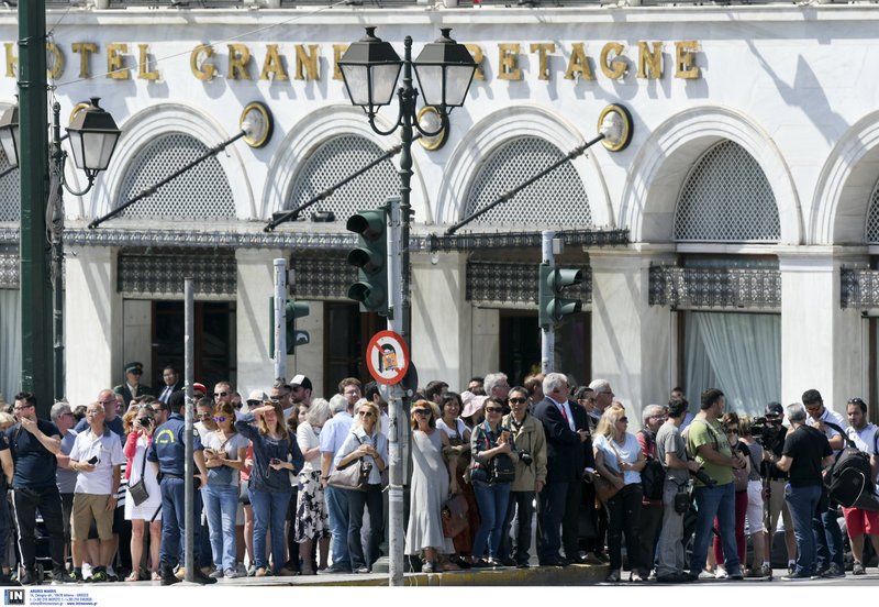Το στεφάνι με το στέμμα και τις κόκκινες παπαρούνες που κατέθεσε ο πρίγκιπας Κάρολος -Τι συμβολίζει [εικόνες] | iefimerida.gr 9