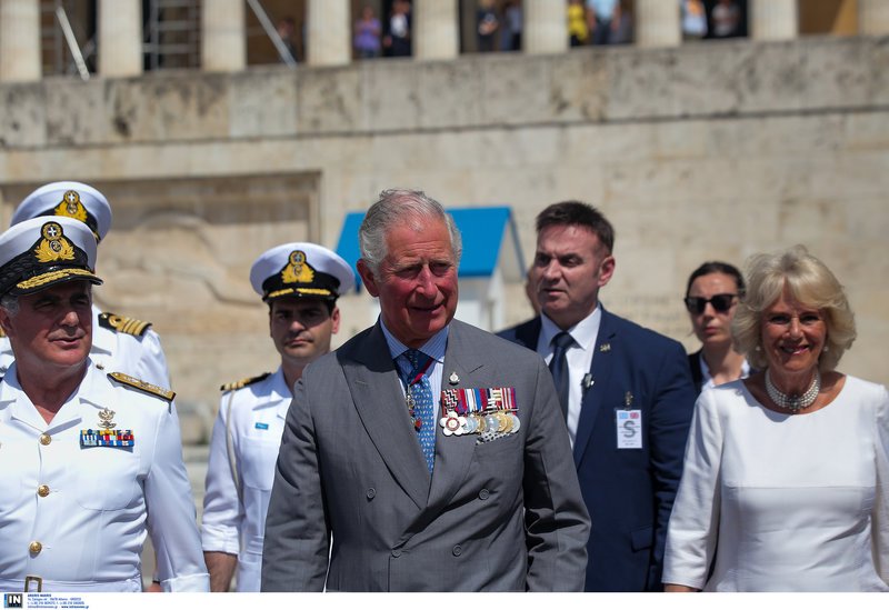 Το στεφάνι με το στέμμα και τις κόκκινες παπαρούνες που κατέθεσε ο πρίγκιπας Κάρολος -Τι συμβολίζει [εικόνες] | iefimerida.gr 7