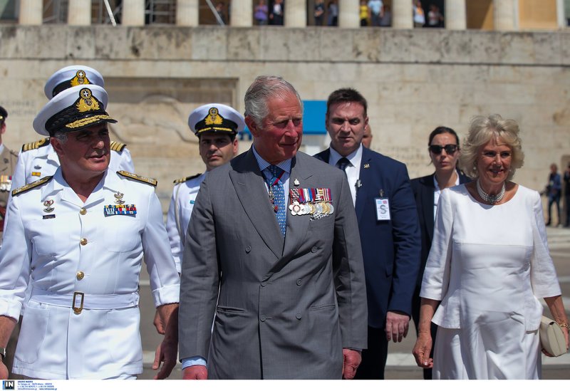 Το στεφάνι με το στέμμα και τις κόκκινες παπαρούνες που κατέθεσε ο πρίγκιπας Κάρολος -Τι συμβολίζει [εικόνες] | iefimerida.gr 6