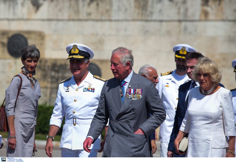 Το στεφάνι με το στέμμα και τις κόκκινες παπαρούνες που κατέθεσε ο πρίγκιπας Κάρολος -Τι συμβολίζει [εικόνες] | iefimerida.gr 5