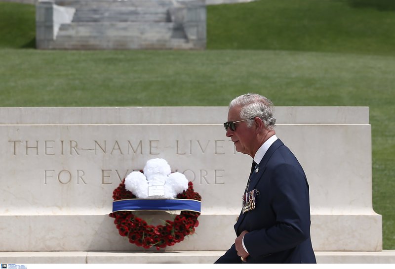 Στο συμμαχικό νεκροταφείο του Παλαιού Φαλήρου ο πρίγκιπας Κάρολος [εικόνες] | iefimerida.gr 4