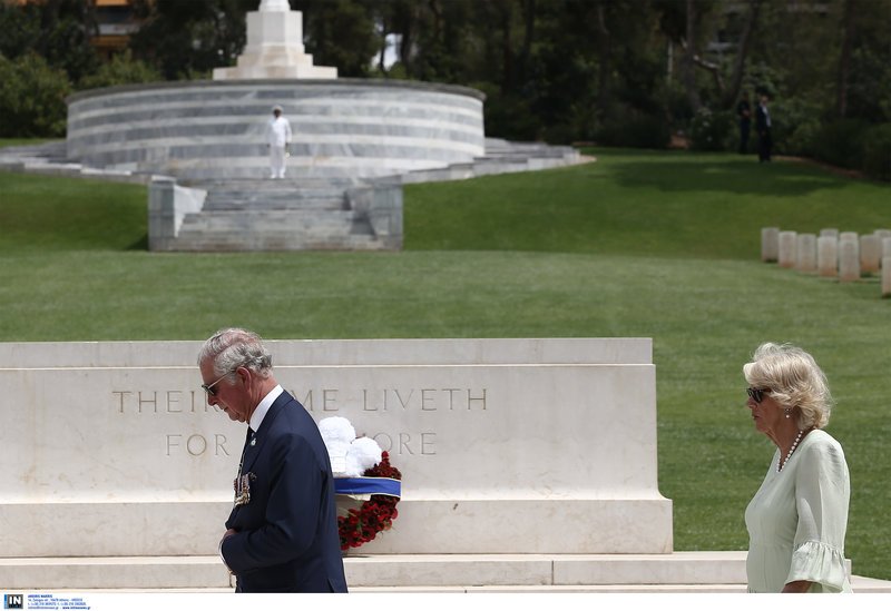 Στο συμμαχικό νεκροταφείο του Παλαιού Φαλήρου ο πρίγκιπας Κάρολος [εικόνες] | iefimerida.gr 5