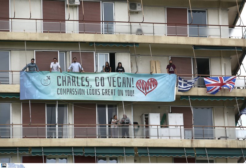 Ομάδα vegan κρέμασε πανό για τον πρίγκιπα Κάρολο -Γίνε vegan, σου πάει [εικόνες] | iefimerida.gr 1