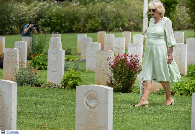 Στο συμμαχικό νεκροταφείο του Παλαιού Φαλήρου ο πρίγκιπας Κάρολος [εικόνες] | iefimerida.gr 6