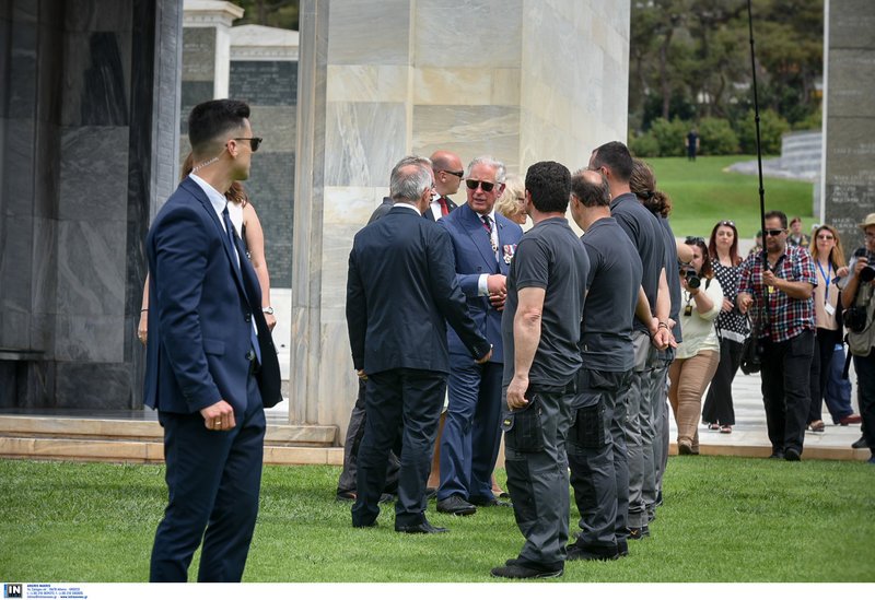Στο συμμαχικό νεκροταφείο του Παλαιού Φαλήρου ο πρίγκιπας Κάρολος [εικόνες] | iefimerida.gr 3