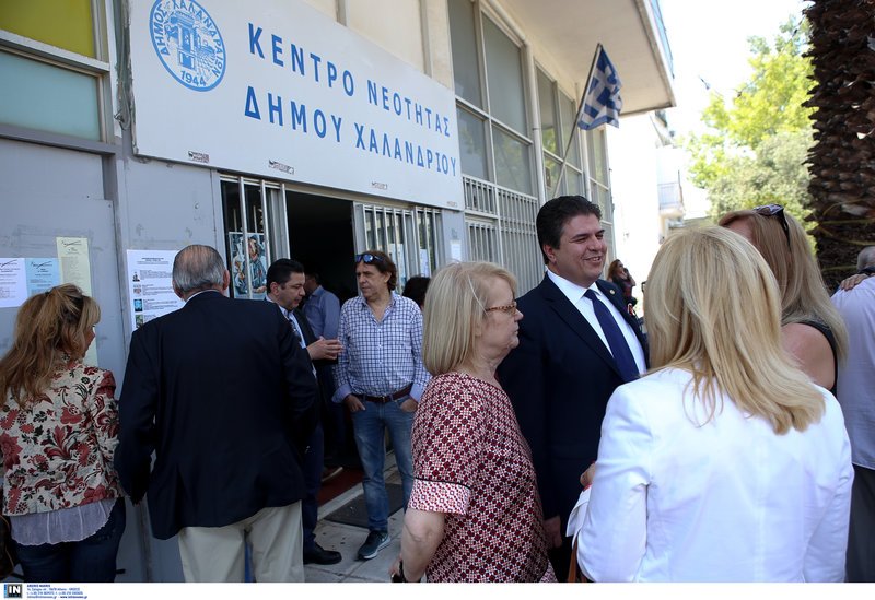 Στις κάλπες η ΝΔ -Ψηφίζουν για νομαρχιακές και τοπικές [εικόνες] | iefimerida.gr 9