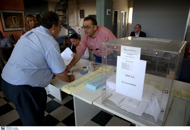 Στις κάλπες η ΝΔ -Ψηφίζουν για νομαρχιακές και τοπικές [εικόνες] | iefimerida.gr 12