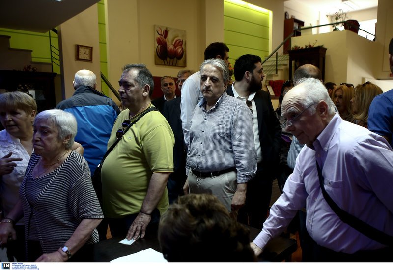 Στις κάλπες η ΝΔ -Ψηφίζουν για νομαρχιακές και τοπικές [εικόνες] | iefimerida.gr 14