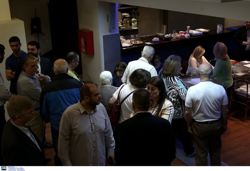 Στις κάλπες η ΝΔ -Ψηφίζουν για νομαρχιακές και τοπικές [εικόνες] | iefimerida.gr 15