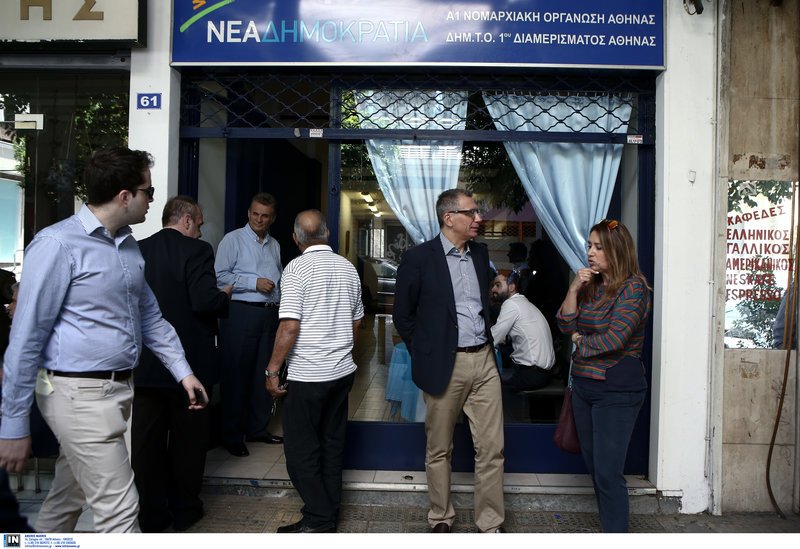 Στις κάλπες η ΝΔ -Ψηφίζουν για νομαρχιακές και τοπικές [εικόνες] | iefimerida.gr 17