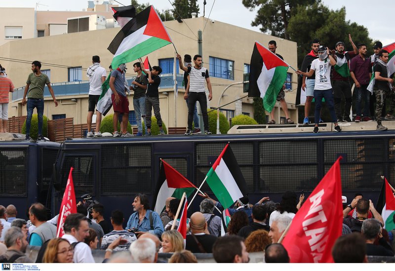 Πορεία αλληλεγγύης για την σφαγή αμάχων στην Παλαιστίνη -Πέταξαν πέτρες στα ΜΑΤ, έκαψαν σημαία του Ισραήλ [εικόνες & βίντεο]    | iefimerida.gr 10