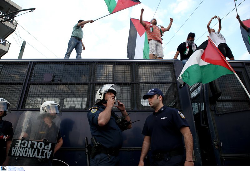 Πορεία αλληλεγγύης για την σφαγή αμάχων στην Παλαιστίνη -Πέταξαν πέτρες στα ΜΑΤ, έκαψαν σημαία του Ισραήλ [εικόνες & βίντεο]    | iefimerida.gr 11