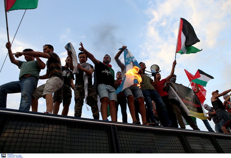 Πορεία αλληλεγγύης για την σφαγή αμάχων στην Παλαιστίνη -Πέταξαν πέτρες στα ΜΑΤ, έκαψαν σημαία του Ισραήλ [εικόνες & βίντεο]    | iefimerida.gr 12