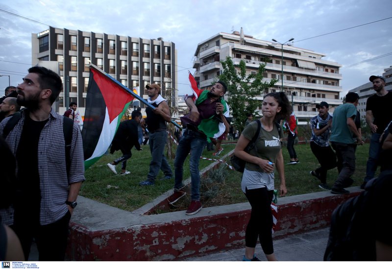 Πορεία αλληλεγγύης για την σφαγή αμάχων στην Παλαιστίνη -Πέταξαν πέτρες στα ΜΑΤ, έκαψαν σημαία του Ισραήλ [εικόνες & βίντεο]    | iefimerida.gr 13