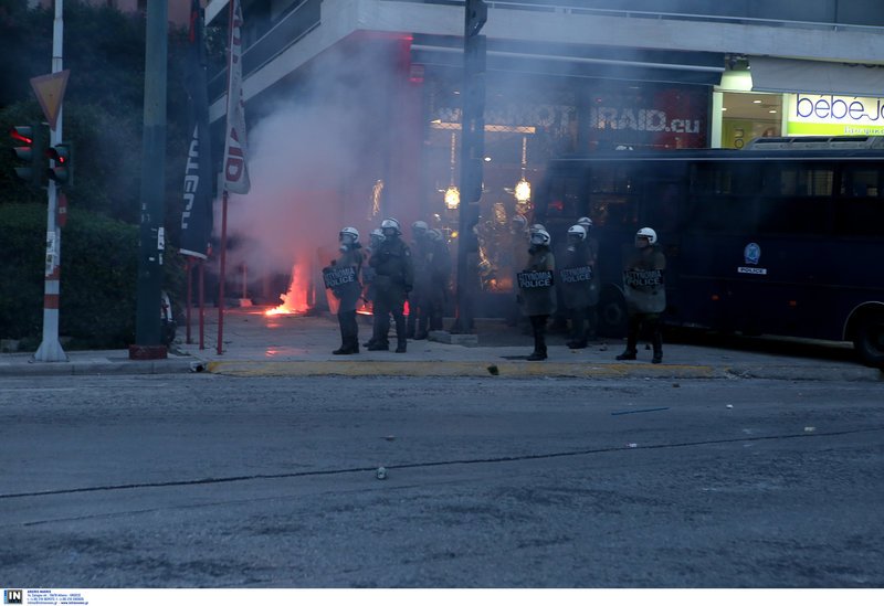 Πορεία αλληλεγγύης για την σφαγή αμάχων στην Παλαιστίνη -Πέταξαν πέτρες στα ΜΑΤ, έκαψαν σημαία του Ισραήλ [εικόνες & βίντεο]    | iefimerida.gr 15