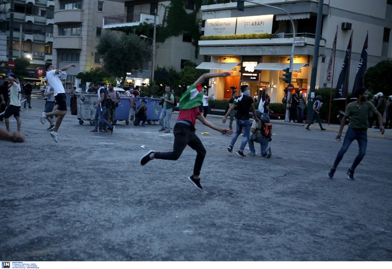 Πορεία αλληλεγγύης για την σφαγή αμάχων στην Παλαιστίνη -Πέταξαν πέτρες στα ΜΑΤ, έκαψαν σημαία του Ισραήλ [εικόνες & βίντεο]    | iefimerida.gr 16