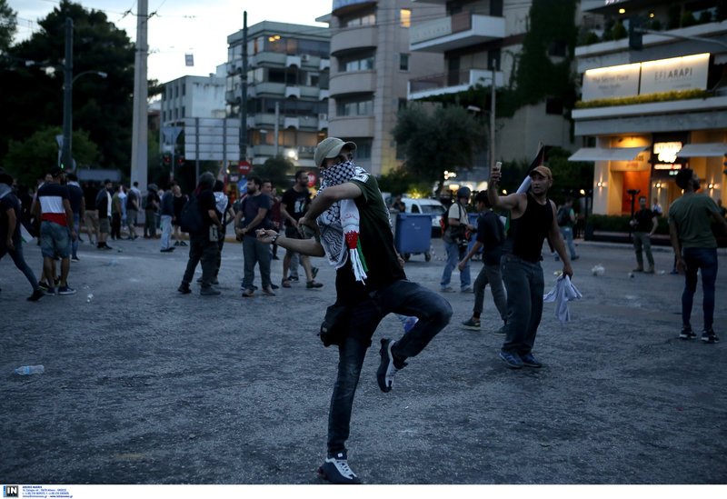 Πορεία αλληλεγγύης για την σφαγή αμάχων στην Παλαιστίνη -Πέταξαν πέτρες στα ΜΑΤ, έκαψαν σημαία του Ισραήλ [εικόνες & βίντεο]    | iefimerida.gr 17