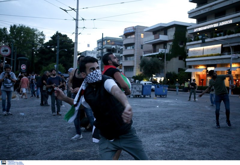 Πορεία αλληλεγγύης για την σφαγή αμάχων στην Παλαιστίνη -Πέταξαν πέτρες στα ΜΑΤ, έκαψαν σημαία του Ισραήλ [εικόνες & βίντεο]    | iefimerida.gr 18