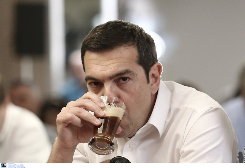 Τσίπρας αλά Κάρολος: Απόλαυσε φρέντο εσπρέσσο χωρίς καλαμάκι [εικόνες] | iefimerida.gr 6