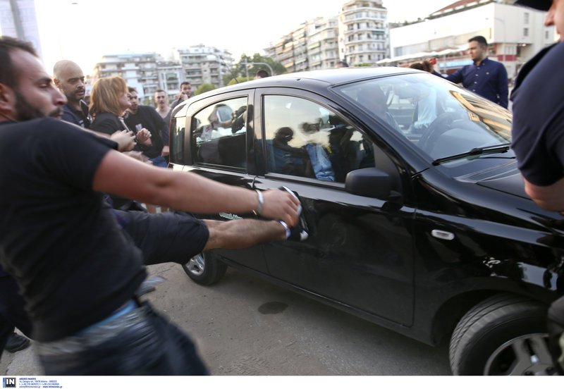 Αγρια επίθεση και ξύλο στον Μπουτάρη -Τον έριξαν κάτω [εικόνες & βίντεο] | iefimerida.gr 3