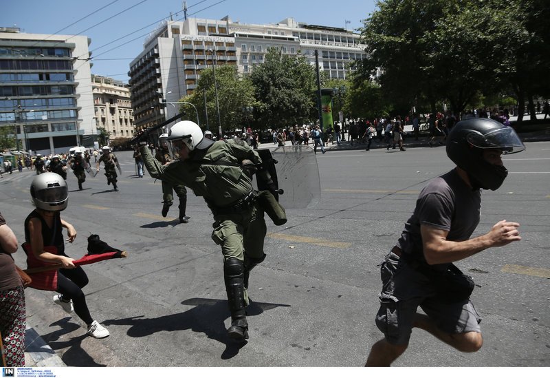 Πετροπόλεμος και χημικά, συγκρούσεις με τα ΜΑΤ στην πορεία | iefimerida.gr 8