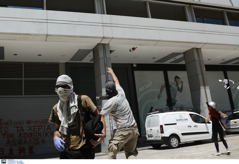 Πετροπόλεμος και χημικά, συγκρούσεις με τα ΜΑΤ στην πορεία | iefimerida.gr 5