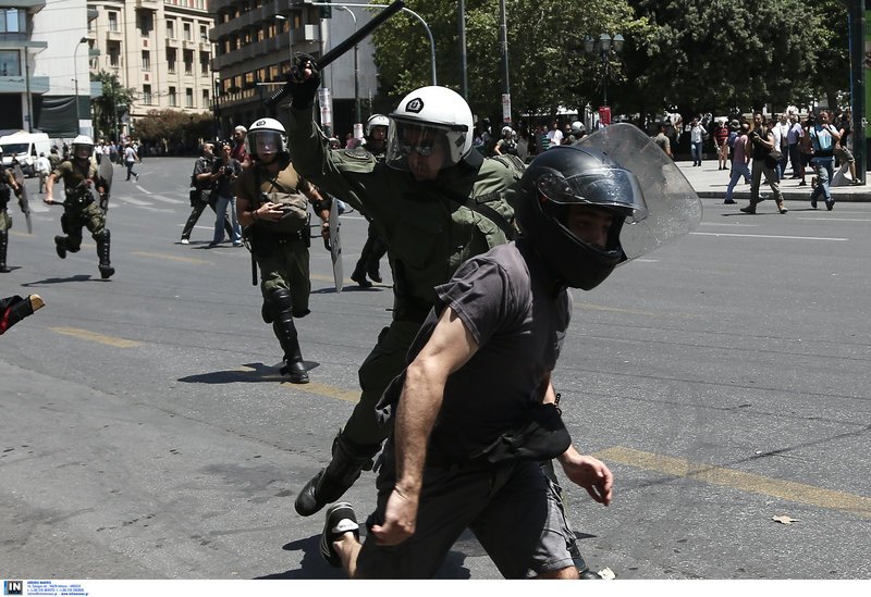 Πετροπόλεμος και χημικά, συγκρούσεις με τα ΜΑΤ στην πορεία | iefimerida.gr 6