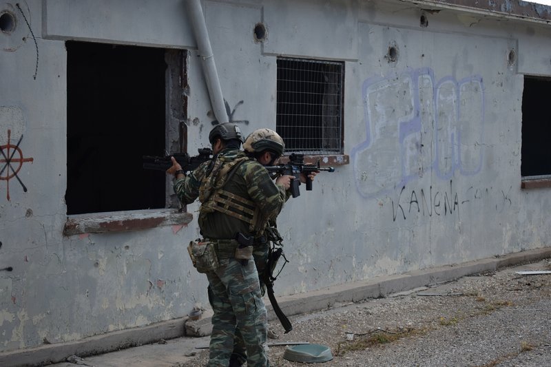 Αμφίβιες καταδρομικές επιχειρήσεις από την Ζ’ Μοίρα ΜΑΚ και την Εθνική Φρουρά [εντυπωσιακές εικόνες] | iefimerida.gr 1