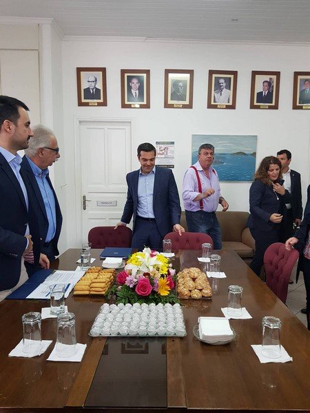  Στη Λήμνο ο Τσίπρας -Υποδοχή από 30 άτομα [εικόνες & βίντεο] | iefimerida.gr 7