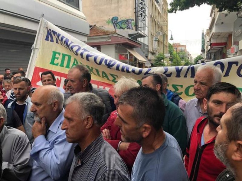 Eνταση στη Λάρισα από κτηνοτρόφους: Ανίκανος ο Αποστόλου, να παραιτηθεί [εικόνες & βίντεο] | iefimerida.gr 11