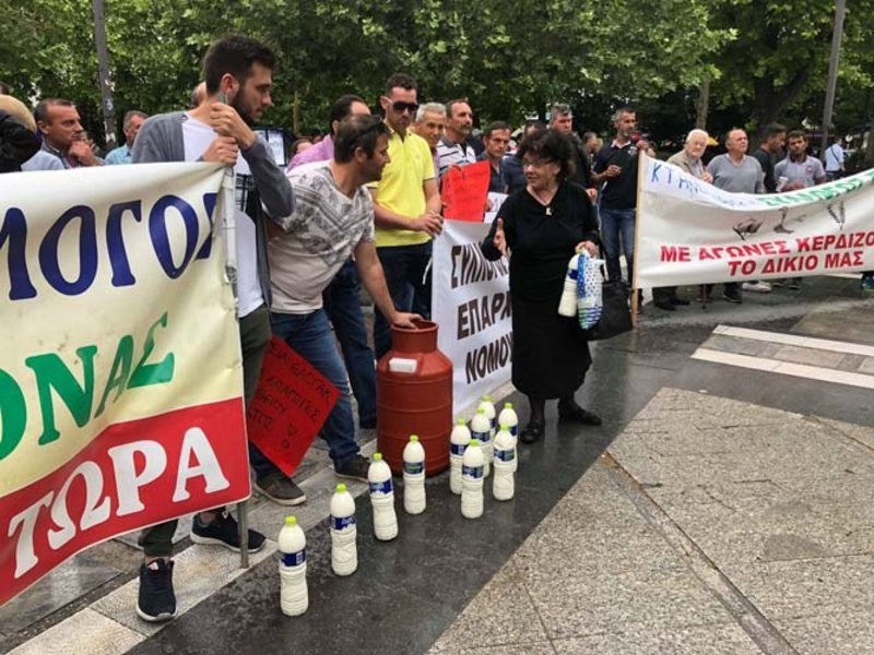 Eνταση στη Λάρισα από κτηνοτρόφους: Ανίκανος ο Αποστόλου, να παραιτηθεί [εικόνες & βίντεο] | iefimerida.gr 10