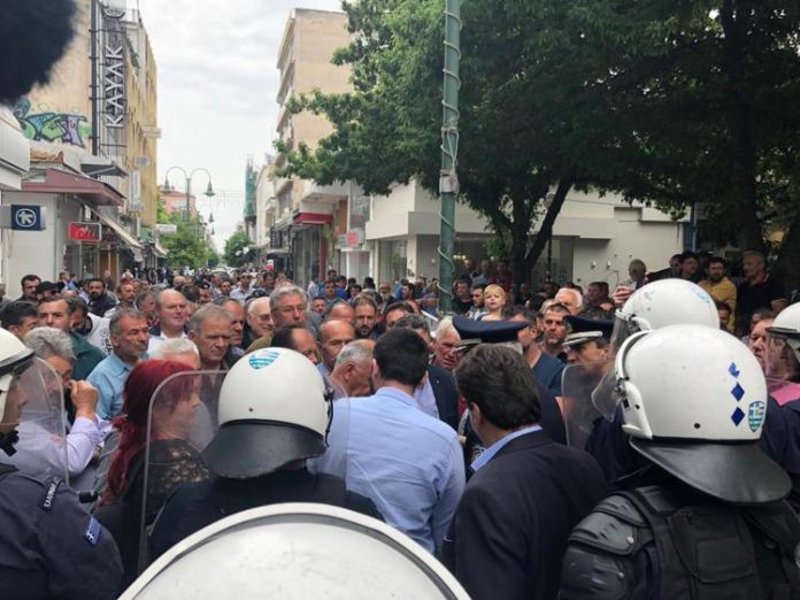 Eνταση στη Λάρισα από κτηνοτρόφους: Ανίκανος ο Αποστόλου, να παραιτηθεί [εικόνες & βίντεο] | iefimerida.gr 1