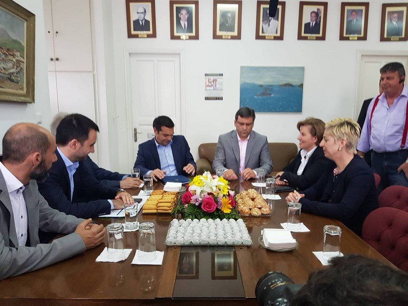  Στη Λήμνο ο Τσίπρας -Υποδοχή από 30 άτομα [εικόνες & βίντεο] | iefimerida.gr 4