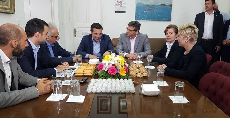  Στη Λήμνο ο Τσίπρας -Υποδοχή από 30 άτομα [εικόνες & βίντεο] | iefimerida.gr 3