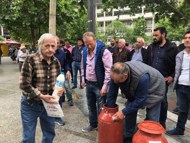 Eνταση στη Λάρισα από κτηνοτρόφους: Ανίκανος ο Αποστόλου, να παραιτηθεί [εικόνες & βίντεο] | iefimerida.gr 8