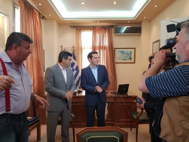  Στη Λήμνο ο Τσίπρας -Υποδοχή από 30 άτομα [εικόνες & βίντεο] | iefimerida.gr 2