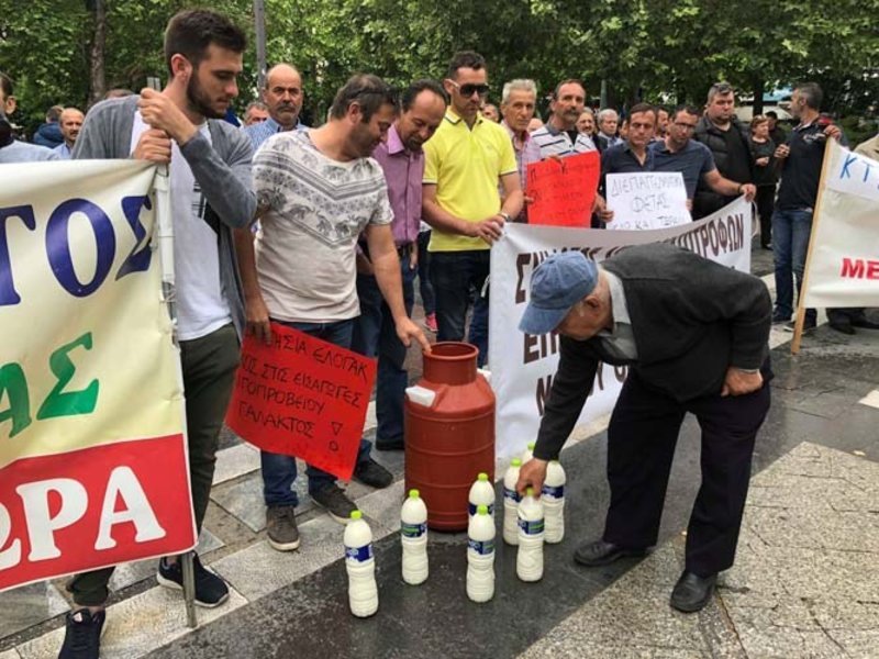 Eνταση στη Λάρισα από κτηνοτρόφους: Ανίκανος ο Αποστόλου, να παραιτηθεί [εικόνες & βίντεο] | iefimerida.gr 5